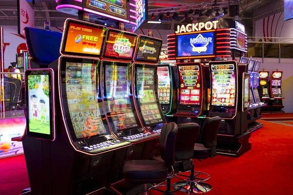 Live roulette wheel spin broadcast in HD from slot789 studio